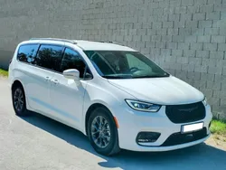 Biały Używany 2022 Chrysler Pacifica SUV | 160 000 zł (Drogi)