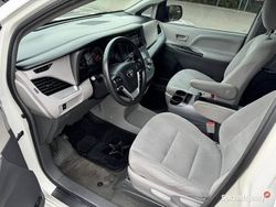 Biały Używany 2017 Toyota Sienna Minivan | 72 000 zł