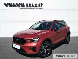 Czerwony Używany 2024 Volvo XC40 SUV | 168 900 zł (Uczciwa cena)