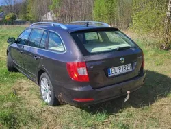 Wiśniowy Używany 2011 Skoda Superb Kombi | 32 000 zł (Dość drogi)