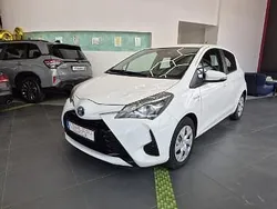 Biały (metalik) Używany 2021 Toyota Yaris Hybrid Hatchback | 46 400 zł (Super Cena)