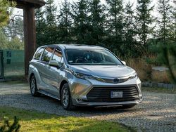 Srebrny Używany 2021 Toyota Sienna Minivan | 179 777 zł