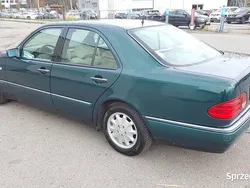 Zielony Używany 1996 Mercedes E220 Sedan/Limuzyna | 8900 zł