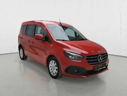 Czarny Używany 2022 Mercedes T180 Minivan | 69 100 zł