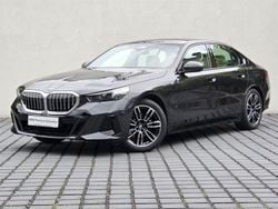 Szary sophisto z brylantowym połyskiem metalizowany Używany 2024 BMW 520 Shadowline Sedan/Limuzyna | 247 900 zł (Super Cena)