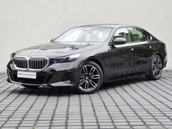 Szary sophisto z brylantowym połyskiem metalizowany Używany 2024 BMW 520 Shadowline Sedan/Limuzyna | 247 900 zł (Dobra cena)