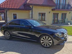 Czarny Używany 2017 Mercedes E220 Sedan/Limuzyna | 109 000 zł (Dość drogi)