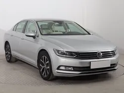 Srebrny Używany 2018 VW Passat Sedan/Limuzyna | 66 999 zł (Uczciwa cena)