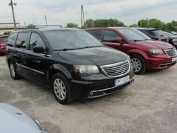 Bordowy Używany 2014 Chrysler Town & Country Van | 35 900 zł