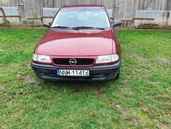 Czerwony Używany 1998 Opel Astra Sedan/Limuzyna | 2900 zł (Uczciwa cena)