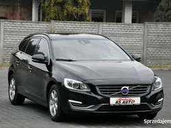 Czarny Używany 2015 Volvo V60 Momentum Kombi | 42 900 zł (Uczciwa cena)