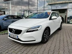 Biały Używany 2017 Volvo V40 Momentum Kombi | 73 700 zł