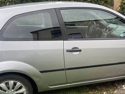 Srebrny Używany 2004 Ford Fiesta Hatchback | 4990 zł (Uczciwa cena)