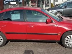 Wiśniowy Używany 1998 Toyota Avensis Hatchback | 7999 zł