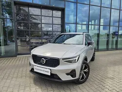 Srebrny Używany 2025 Volvo XC40 SUV | 164 900 zł (Uczciwa cena)