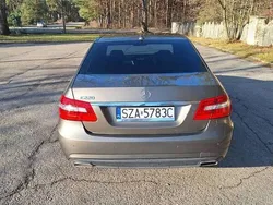 Szary Używany 2012 Mercedes E220 Sedan/Limuzyna | 30 900 zł