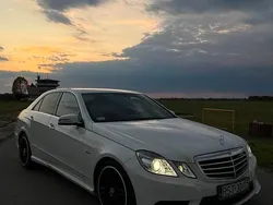 Biały Używany 2012 Mercedes E200 AMG Sedan/Limuzyna | 63 900 zł (Uczciwa cena)