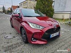 Bordowy Używany 2021 Toyota Yaris Hybrid Hatchback | 81 900 zł (Uczciwa cena)