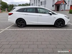 Biały Używany 2018 Opel Astra Sport Kombi | 33 500 zł (Uczciwa cena)