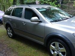 Szary Używany 2010 Skoda Octavia Scout Kombi | 25 000 zł