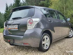 Szary (metalik) Używany 2011 Toyota Verso Minivan | 31 900 zł (Uczciwa cena)