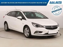 Biały Używany 2018 Opel Astra | 47 999 zł (Uczciwa cena)