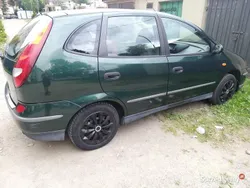 Zielony Używany 2005 Nissan Almera Tino Minivan | 4400 zł