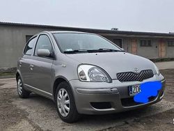 Srebrny Używany 2004 Toyota Yaris Sedan/Limuzyna | 6499 zł (Dość drogi)