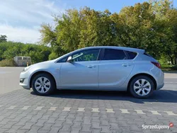 Niebieski Używany 2014 Opel Astra Hatchback | 27 900 zł (Dobra cena)