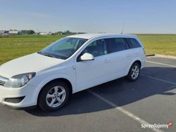 Biały Używany 2010 Opel Astra Edition Kombi | 13 000 zł (Dość drogi)