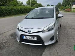 Srebrny Używany 2013 Toyota Yaris Hybrid Sedan/Limuzyna | 32 900 zł (Dobra cena)