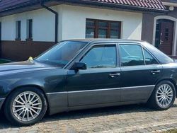 Czarny Używany 1992 Mercedes E230 Sedan/Limuzyna | 18 000 zł