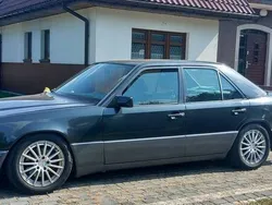 Czarny Używany 1992 Mercedes E230 Sedan/Limuzyna | 19 500 zł