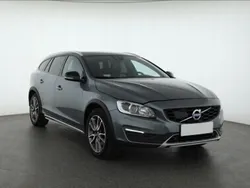 Szary Używany 2018 Volvo V60 CC Kombi | 75 999 zł