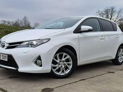Biały (metalik) Używany 2014 Toyota Auris Hatchback | 37 900 zł (Uczciwa cena)