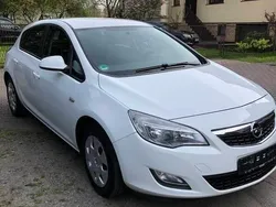Biały Używany 2010 Opel Astra Hatchback | 23 000 zł (Uczciwa cena)