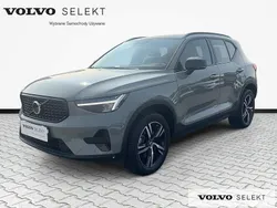 Zielony Używany 2025 Volvo XC40 SUV | 171 900 zł (Uczciwa cena)