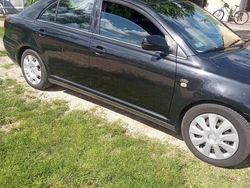 Czarny Używany 2004 Toyota Avensis Hatchback | 6500 zł (Uczciwa cena)