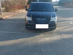 Czarny Używany 2016 Chrysler Town & Country Minivan | 63 000 zł (Dość drogi)