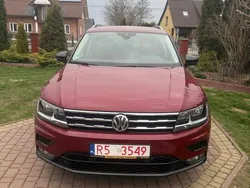 Bordowy Używany 2020 VW Tiguan SUV | 95 000 zł (Uczciwa cena)