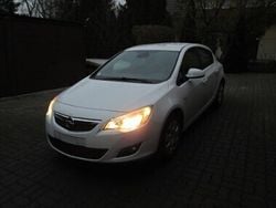 Biały Używany 2012 Opel Astra Hatchback | 16 900 zł (Uczciwa cena)