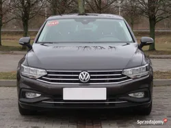 Brązowy Używany 2020 VW Passat Sedan/Limuzyna | 75 999 zł (Uczciwa cena)