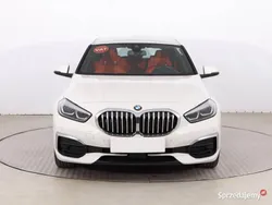 Biały Używany 2022 BMW 118 Hatchback | 99 999 zł (Uczciwa cena)