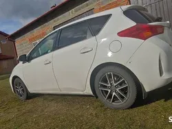 Biały Używany 2015 Toyota Auris Hatchback | 42 900 zł (Dość drogi)