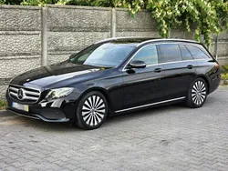 Czarny (metalik) Używany 2018 Mercedes E220 Kombi | 65 900 zł (Dobra cena)