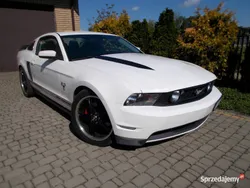 Biały Używany 2011 Ford Mustang Premium Coupe | 80 000 zł