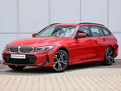 Melbourne red metallic metalizowany Używany 2024 BMW 330e Comfort Edition Kombi | 219 900 zł (Dobra cena)