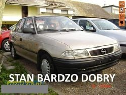 Złoty Używany 2001 Opel Astra Sedan/Limuzyna | 9500 zł