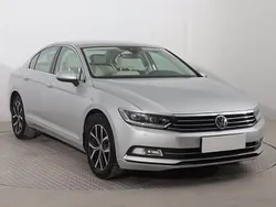 Srebrny Używany 2018 VW Passat Sedan/Limuzyna | 65 999 zł (Uczciwa cena)