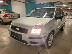 Inny kolor Używany 2004 Ford Fusion Hatchback | 7950 zł (Uczciwa cena)